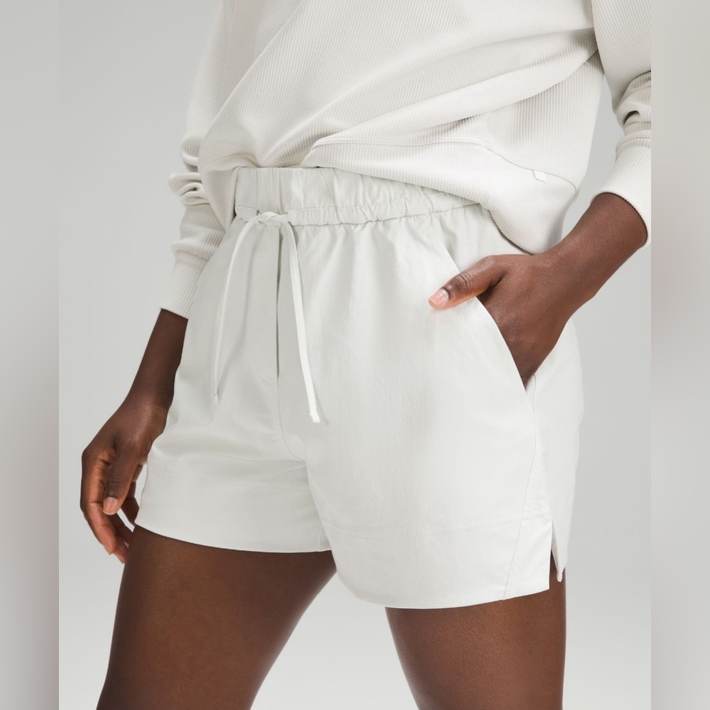 NWT Lululemon Cinchable waist HR woven shorts 3.5”